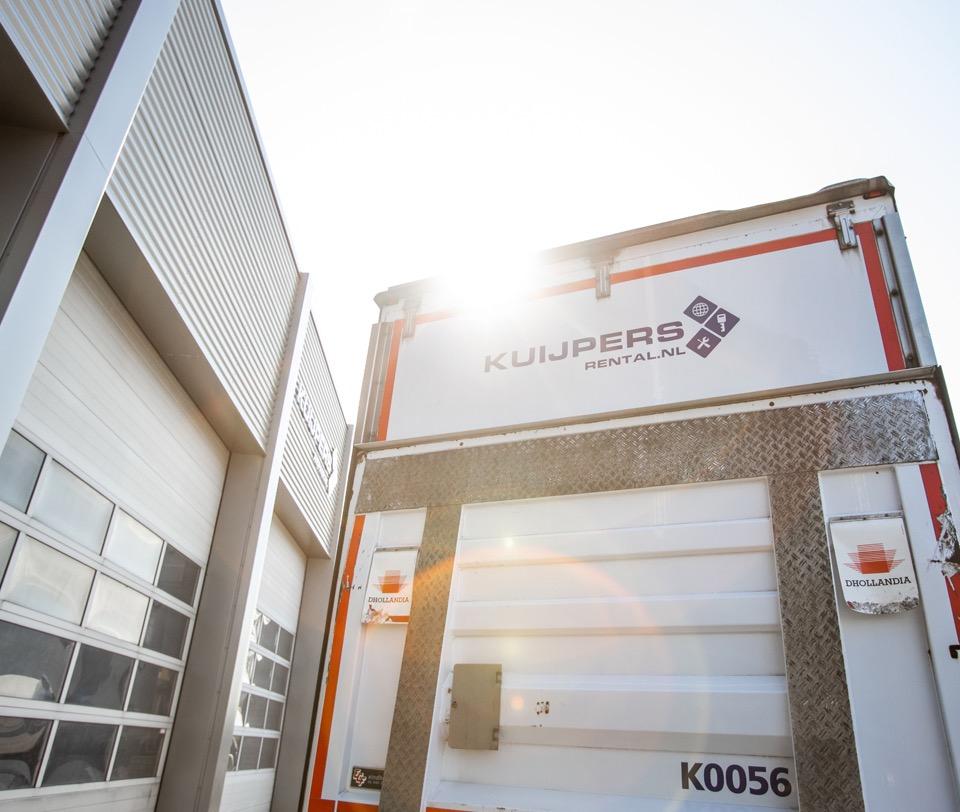 Vrachtwagen met laadklep en kooi-aap